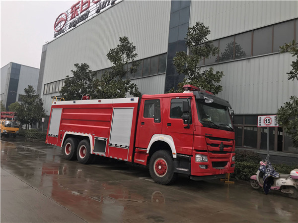 豪泺双桥水罐∕泡沫消防车(12-15吨)