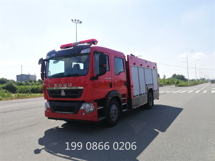 重汽豪沃小T5G泡沫消防车