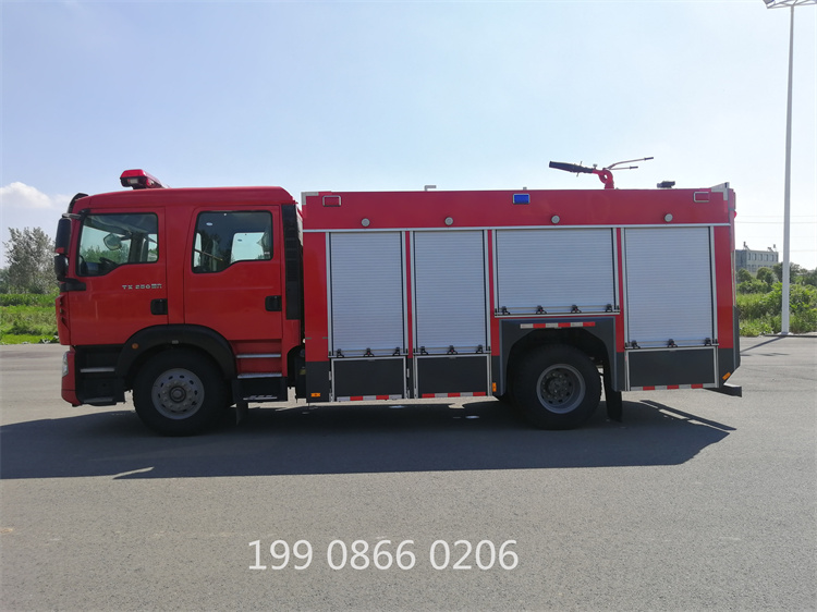 重汽豪沃小T5G泡沫消防车