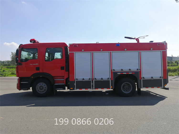 6吨重汽豪沃水罐消防车