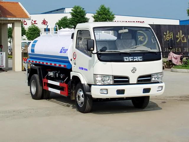 绿化喷洒车