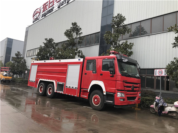 豪濼雙橋水罐  泡沫(mo)消防車（12-15噸）
