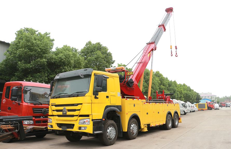 豪沃旋转吊重型清障车