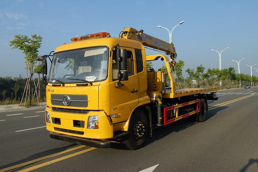 东风天锦带吊清障车