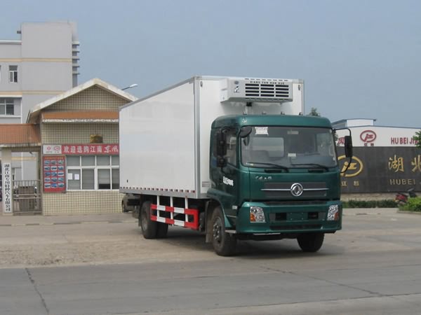东风天锦5.9吨冷藏车（厢长7.4米）
